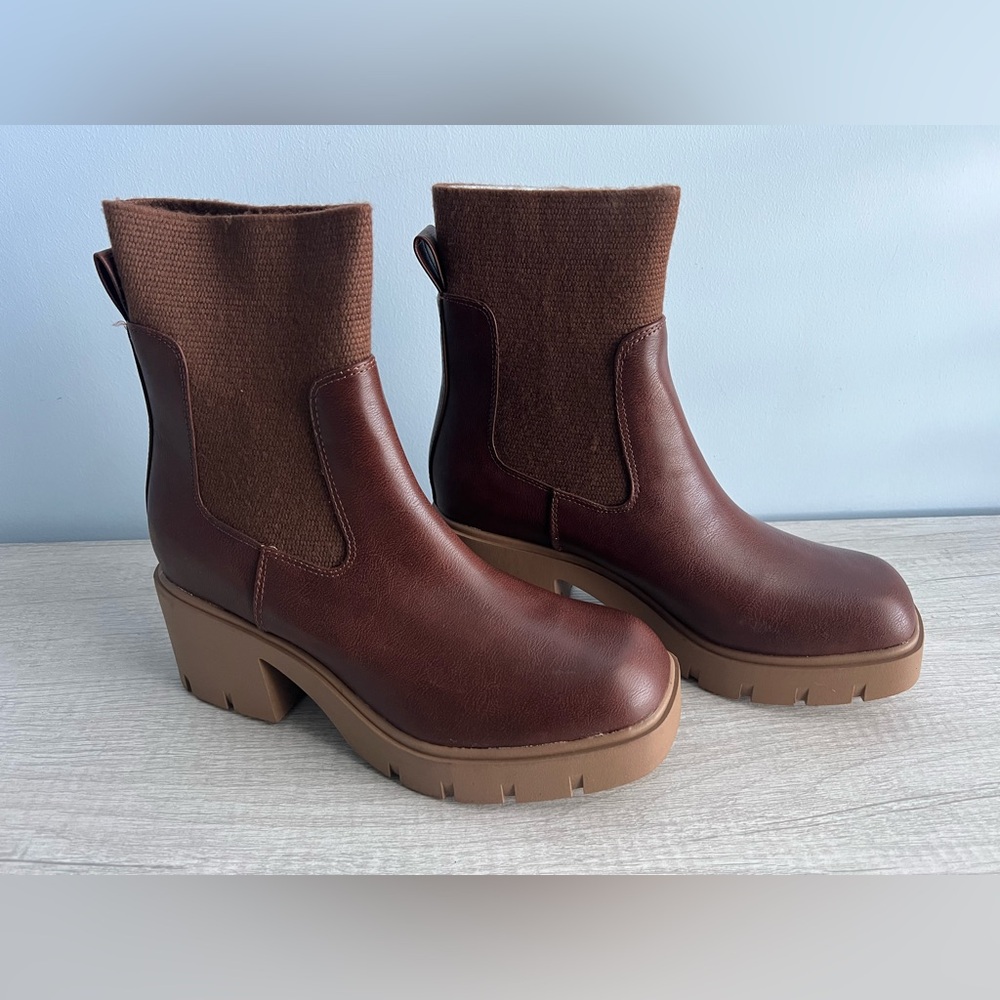 Sun + Stone Verityy Pull-On Lug Chelsea Boots Size 10